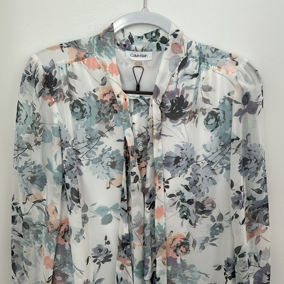 Beautiful button down blouse from Calvin Klein - Picture 3 of 6
